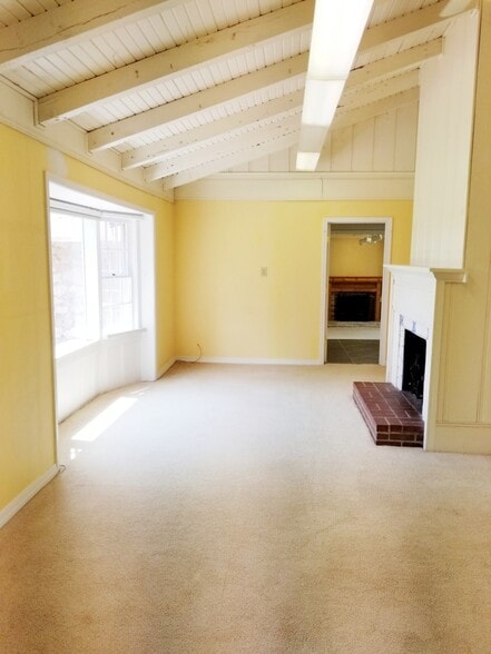 More Photos Of 250 Sunset Hills Dr, Sunrise Beach Storefront Retail Office For Sale