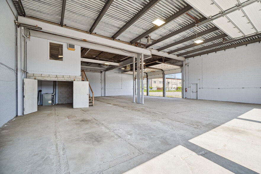 More Photos Of 6794-6798 Pl Pascal-Gagnon, Montréal Warehouse For Sale