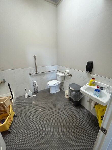 More Photos Of 1701 N Portland Ave, Oklahoma City General Retail For Sale