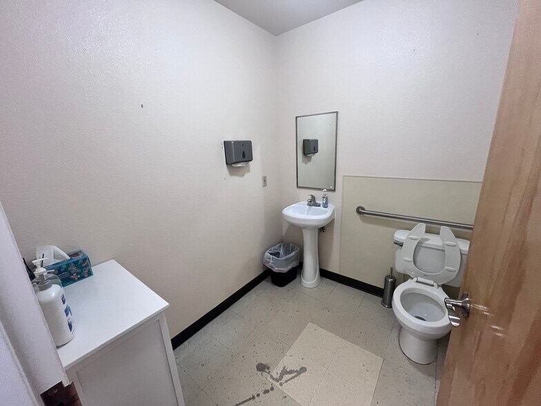 More Photos Of 730-742 Synthes Ave, Monument Manufacturing For Lease