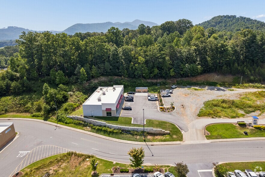 More Photos Of 31 Berry Blvd, Franklin Freestanding For Sale