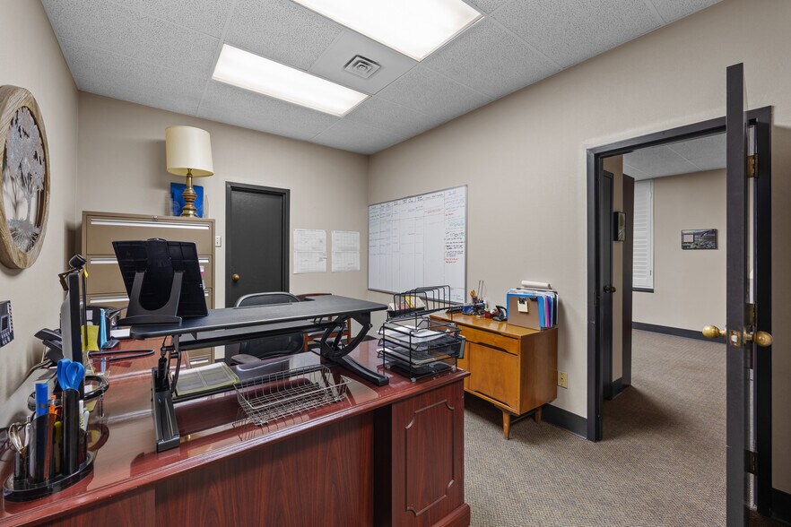 More Photos Of 8001 E R L Thornton Fwy, Dallas Office For Lease