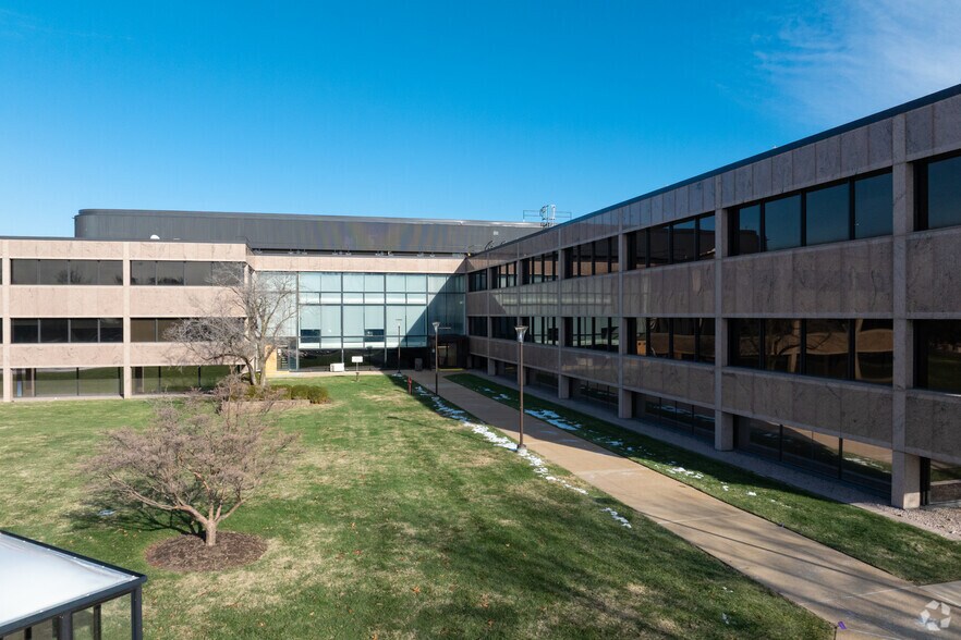 More Photos Of 800 N Lindbergh Blvd, Creve Coeur Research And Development For Lease