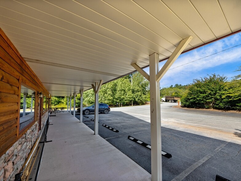 More Photos Of 271 Old Barn Rd, Hendersonville Medical For Sale