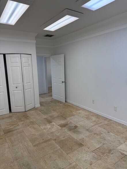 More Photos Of 1412-1414 Viscaya Pky, Cape Coral Warehouse For Lease