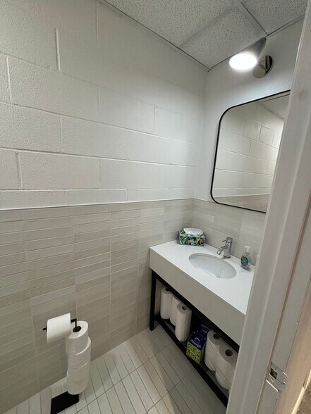 More Photos Of 601 E 53rd St, Austin Storefront Retail Office For Sale