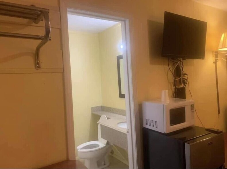 More Photos Of 2011 N Broadway St, Poteau Hotel For Sale