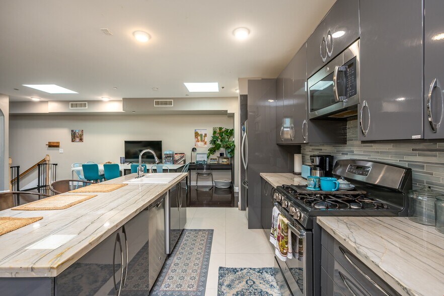 More Photos Of 4741 Point Loma Ave, San Diego Storefront Retail Residential For Sale