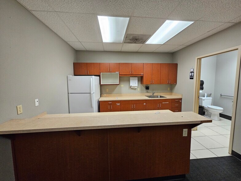 More Photos Of 1790 Front St NE, Salem Service For Lease