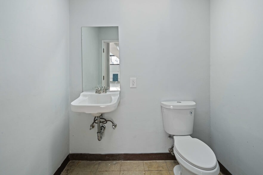 More Photos Of 1421 S Hill St, Los Angeles Warehouse For Sale