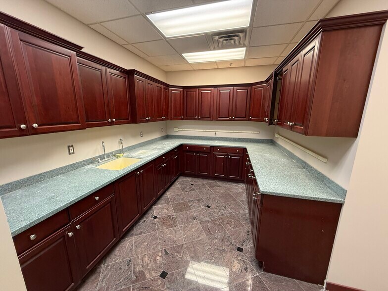 More Photos Of 39525 14 Mile Rd, Novi Medical For Lease