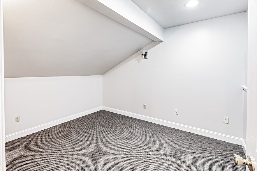 More Photos Of 5201-5215 W Woodmill Dr, Wilmington Medical For Sale