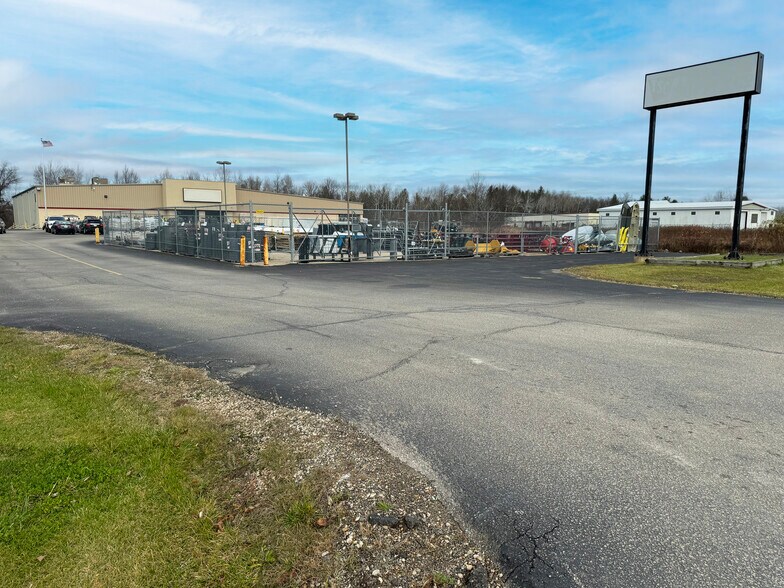 More Photos Of 1313 E Green Bay St, Shawano Freestanding For Lease