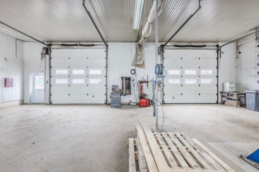 More Photos Of 180 Rue De L'anse S, Beaumont Light Distribution For Sale