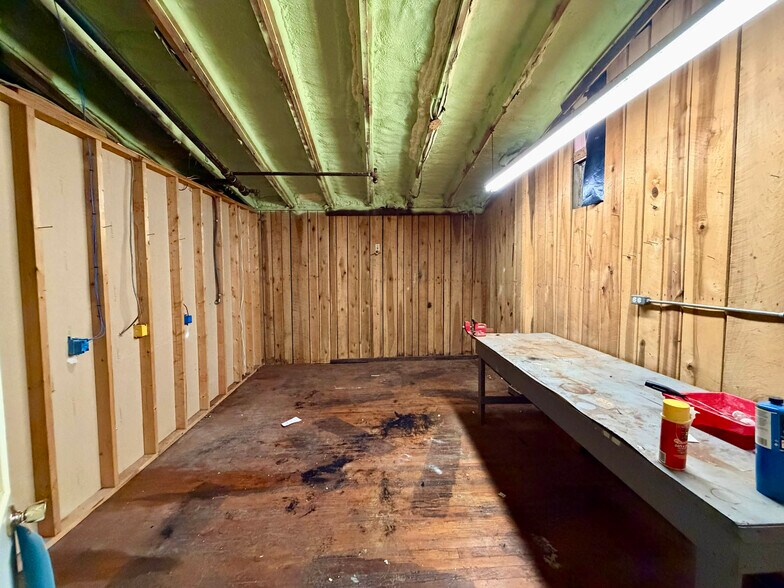 More Photos Of 4030 Gill Ave, Hampstead Research And Development For Sale