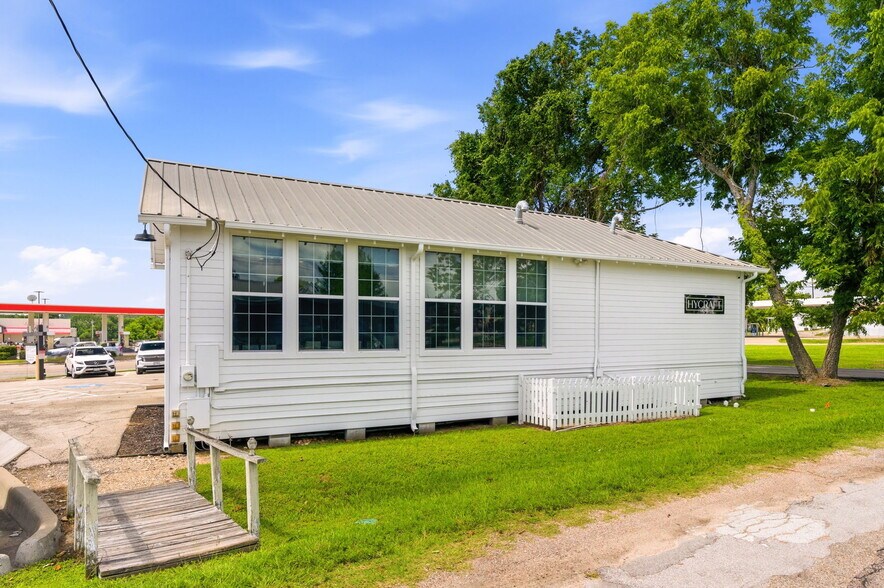 More Photos Of 21012 Eva St, Montgomery Freestanding For Sale