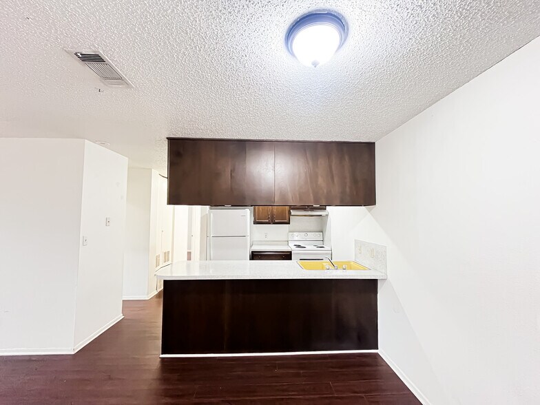 More Photos Of 800 Pine St, Hearne Apartments For Sale