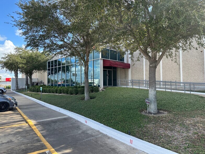 More Photos Of 3734 International Blvd, Brownsville Distribution For Lease