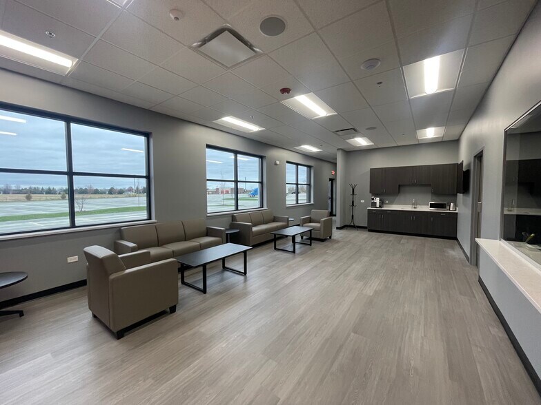 More Photos Of 13400 FYH Dr, Huntley Truck Terminal For Lease