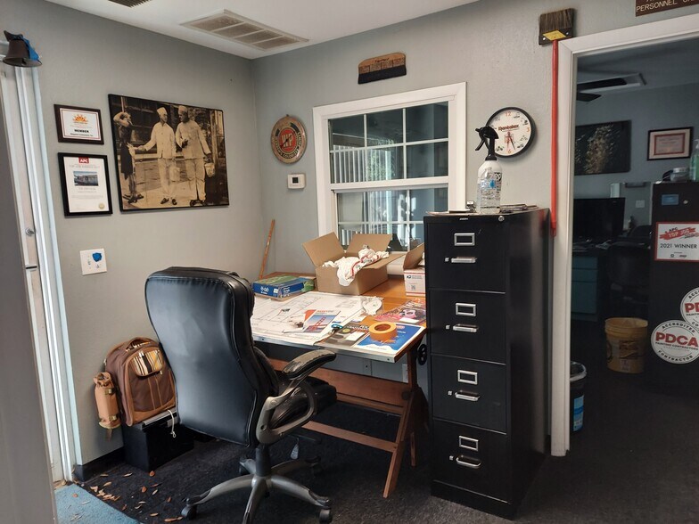 More Photos Of 131 Scarlett Blvd, Oldsmar Warehouse For Lease