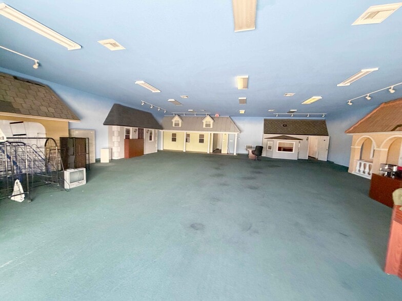 More Photos Of 2323 W Memorial Blvd, Lakeland Light Manufacturing For Lease