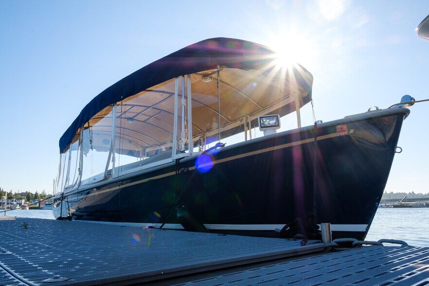 More Photos Of 2284-2360 W Commodore Way, Seattle Office For Lease