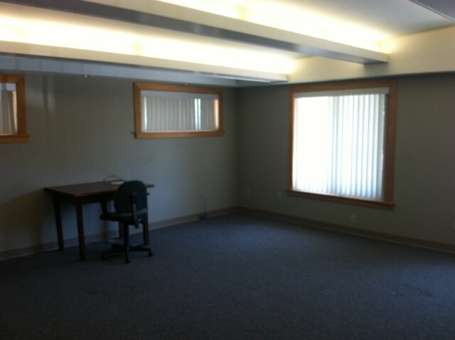 More Photos Of 177 Avenue C, Williston Flex For Lease