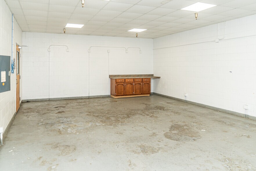 More Photos Of 2580 Highway 46, Heflin Warehouse For Sale