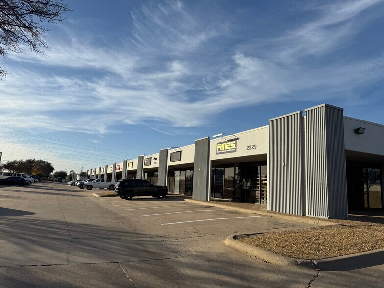 Primary Photo Of 2211-2229 E Division St, Arlington Unknown For Lease