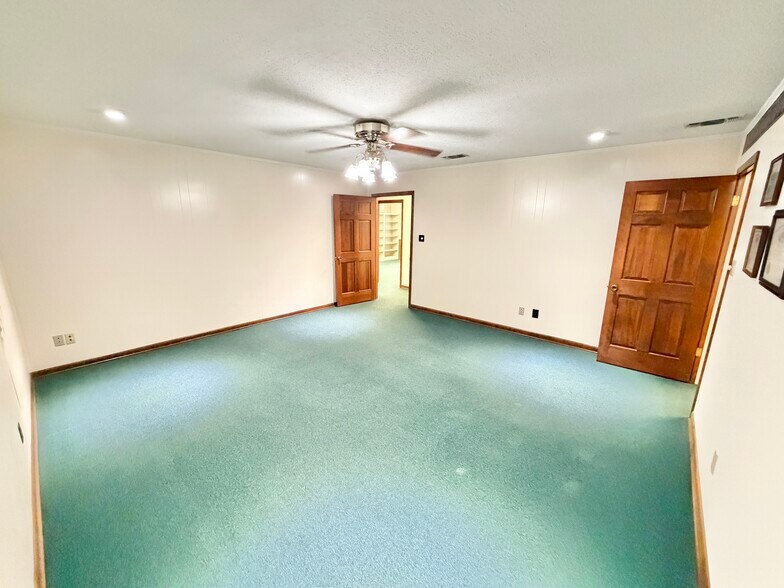 More Photos Of 105 N Hickory St, Aberdeen Flex For Sale