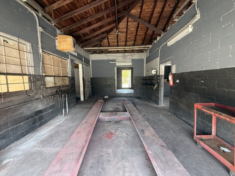 More Photos Of 3425 N 15th St, Tampa Auto Repair For Sale