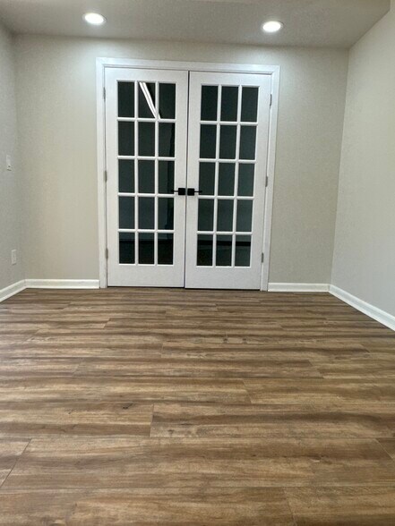 More Photos Of 517 N Lake Ave, Twin Lakes Showroom For Lease