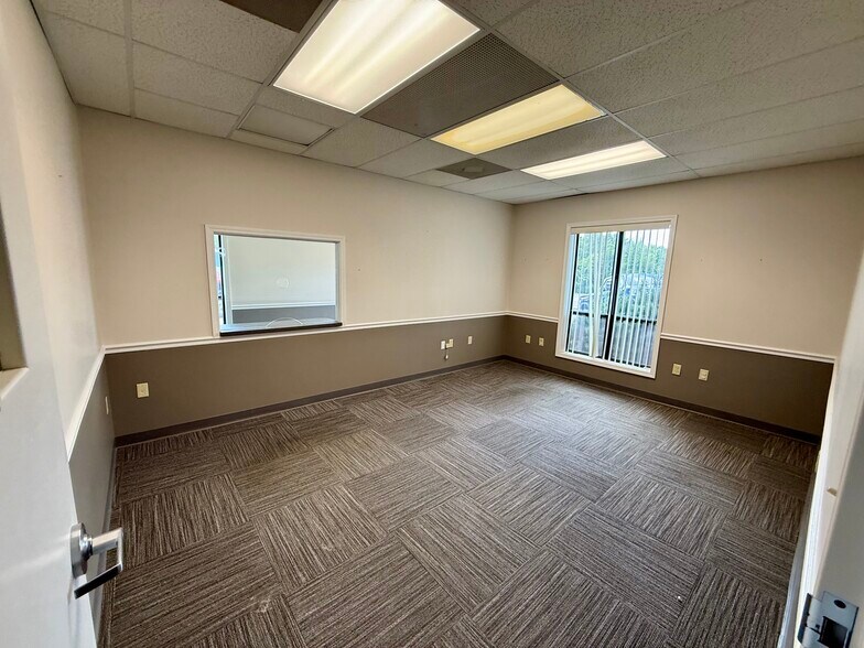 More Photos Of 326 E High St, Potosi Office For Sale