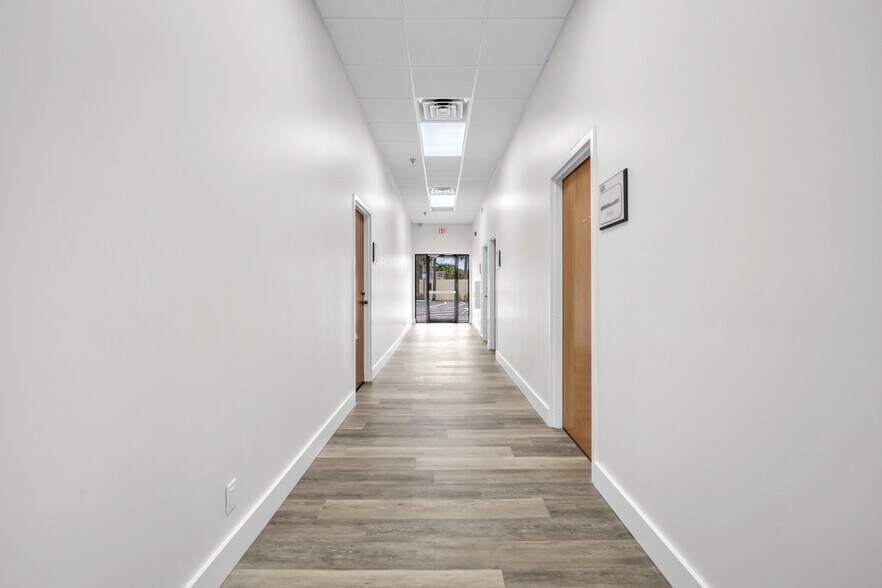 More Photos Of 1700 N Dixie Hwy, Boca Raton Office For Lease