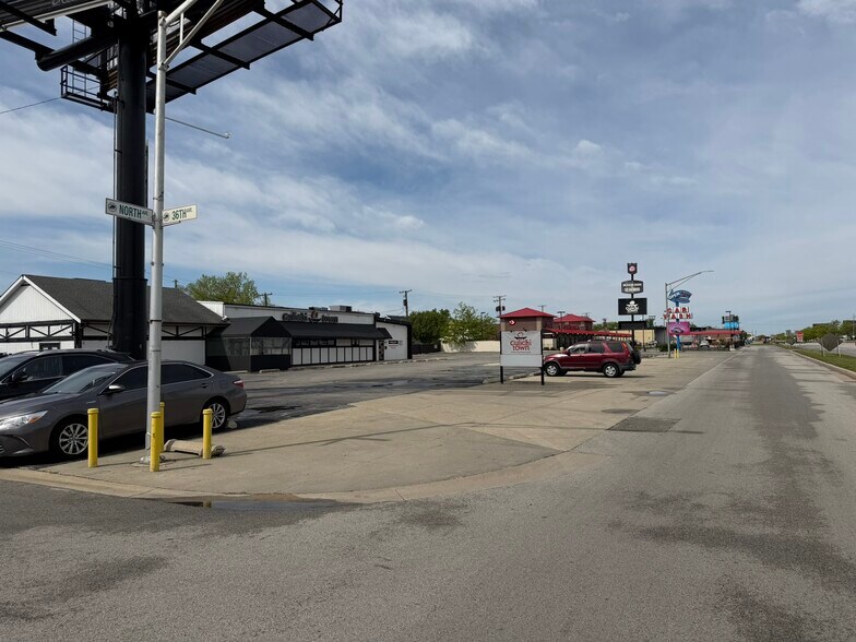 More Photos Of 3600 W North Ave, Stone Park Restaurant For Sale