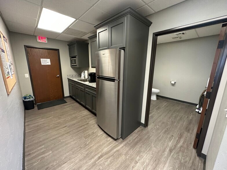 More Photos Of 14901 Metro Plaza Blvd, Edmond Flex For Lease