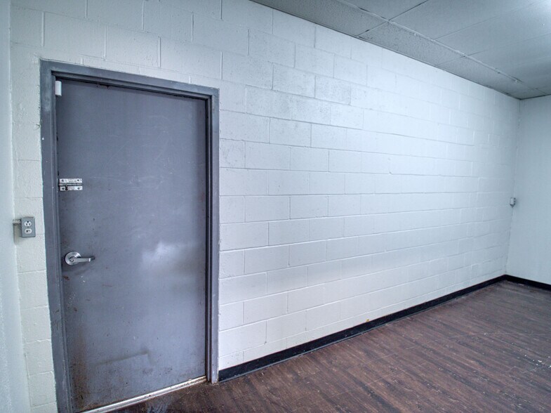 More Photos Of 2000 N MacArthur Blvd, Oklahoma City Storefront Retail Residential For Sale