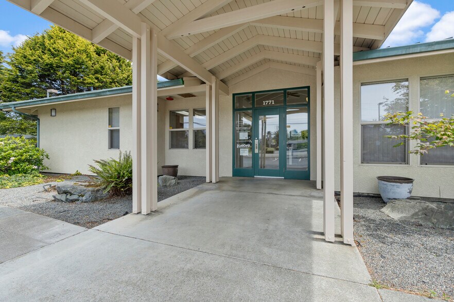 More Photos Of 1771 Northcrest Dr, Crescent City Office For Sale