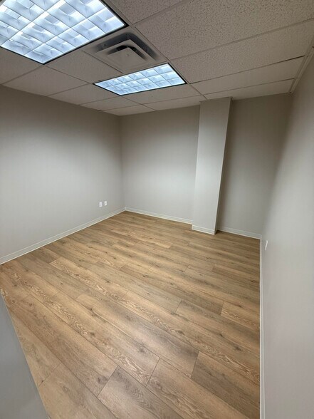 More Photos Of 8435 Keystone Crossing, Indianapolis Office For Lease