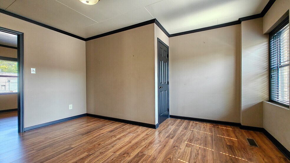 More Photos Of 512 Stonewall St N, McKenzie Office For Sale
