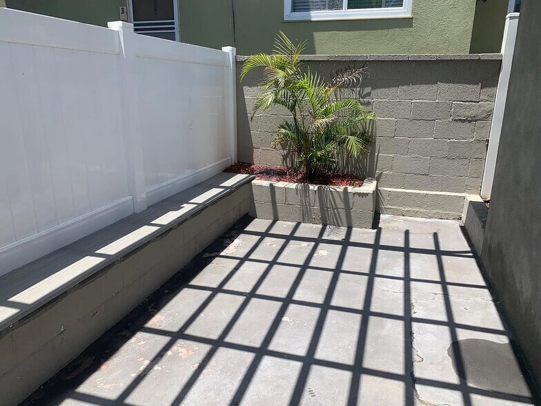 More Photos Of 1534 Manhattan Beach Blvd, Manhattan Beach Apartments For Sale