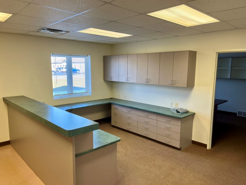 More Photos Of 2223 Woodale Ave, Howard Warehouse For Lease