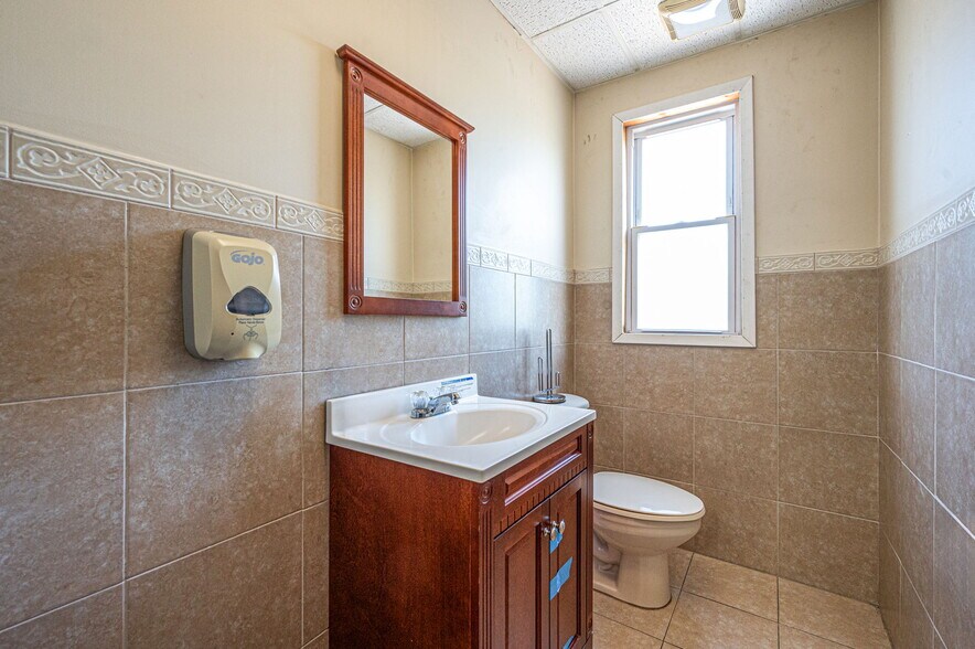 More Photos Of 1245 Marconi Blvd, Copiague Warehouse For Sale