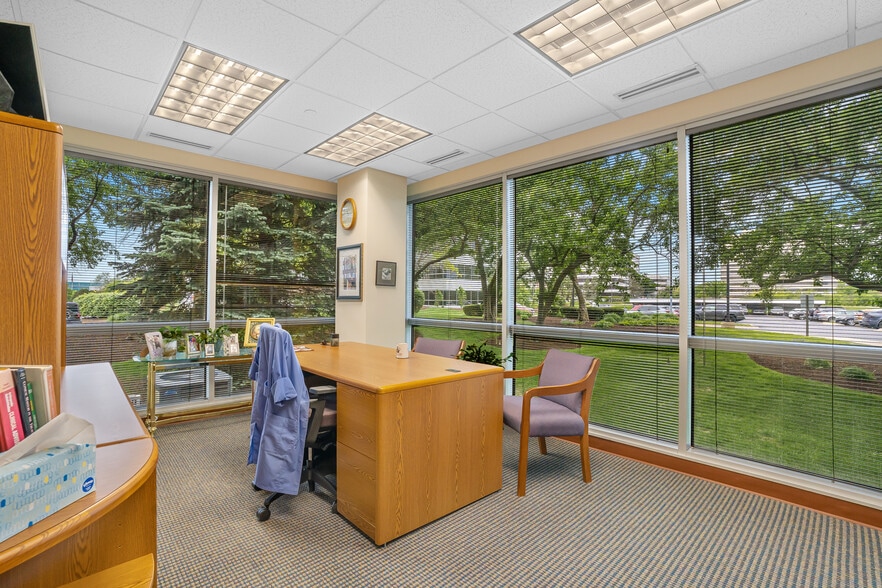 More Photos Of 1 TransAm Plaza Dr, Oakbrook Terrace Office For Sale