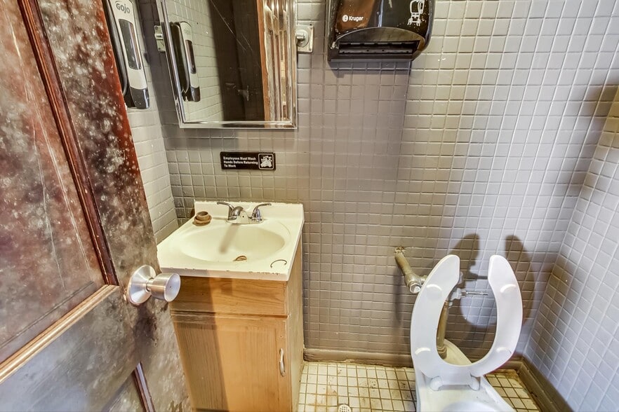 More Photos Of 1970 N Lincoln Ave, Chicago Storefront Retail Residential For Lease