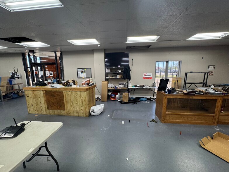 More Photos Of 990 N Daleville Ave, Daleville Warehouse For Sale