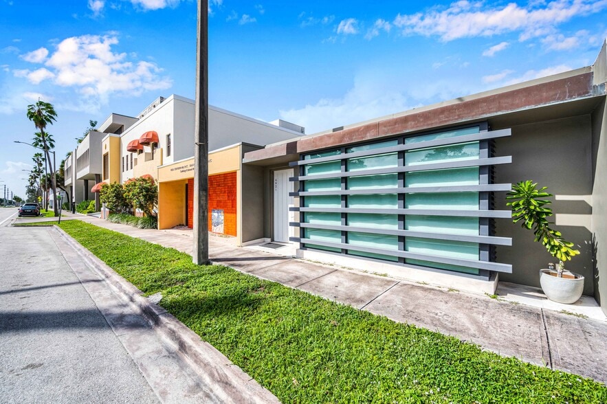 Primary Photo Of 4621 Ponce De Leon Blvd, Coral Gables Office For Sale