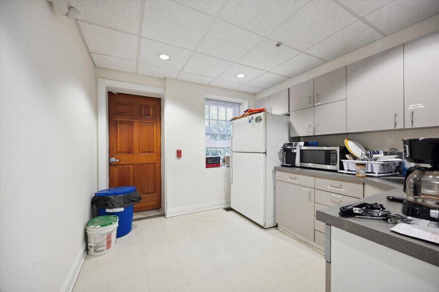 More Photos Of 400 E 21st St, Chester Office For Sale