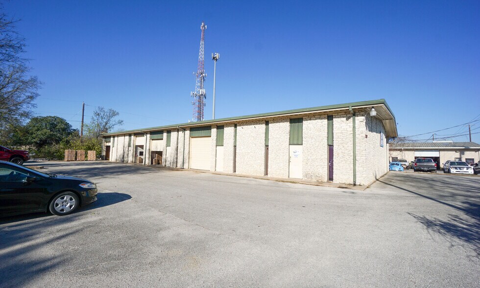 More Photos Of 1500 Chisholm Trail Rd, Round Rock Warehouse For Lease