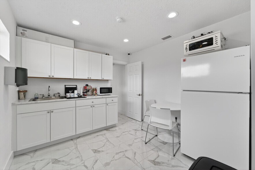 More Photos Of 1233 Bartow Rd, Lakeland Office For Sale